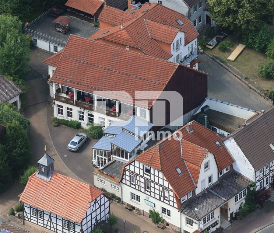 Opulente Gästehausanlage mit 13 Zimmern,2 Sälen,Gastronomiebetrieb + Betreiberwohnung - Luftbild Gesamtansicht